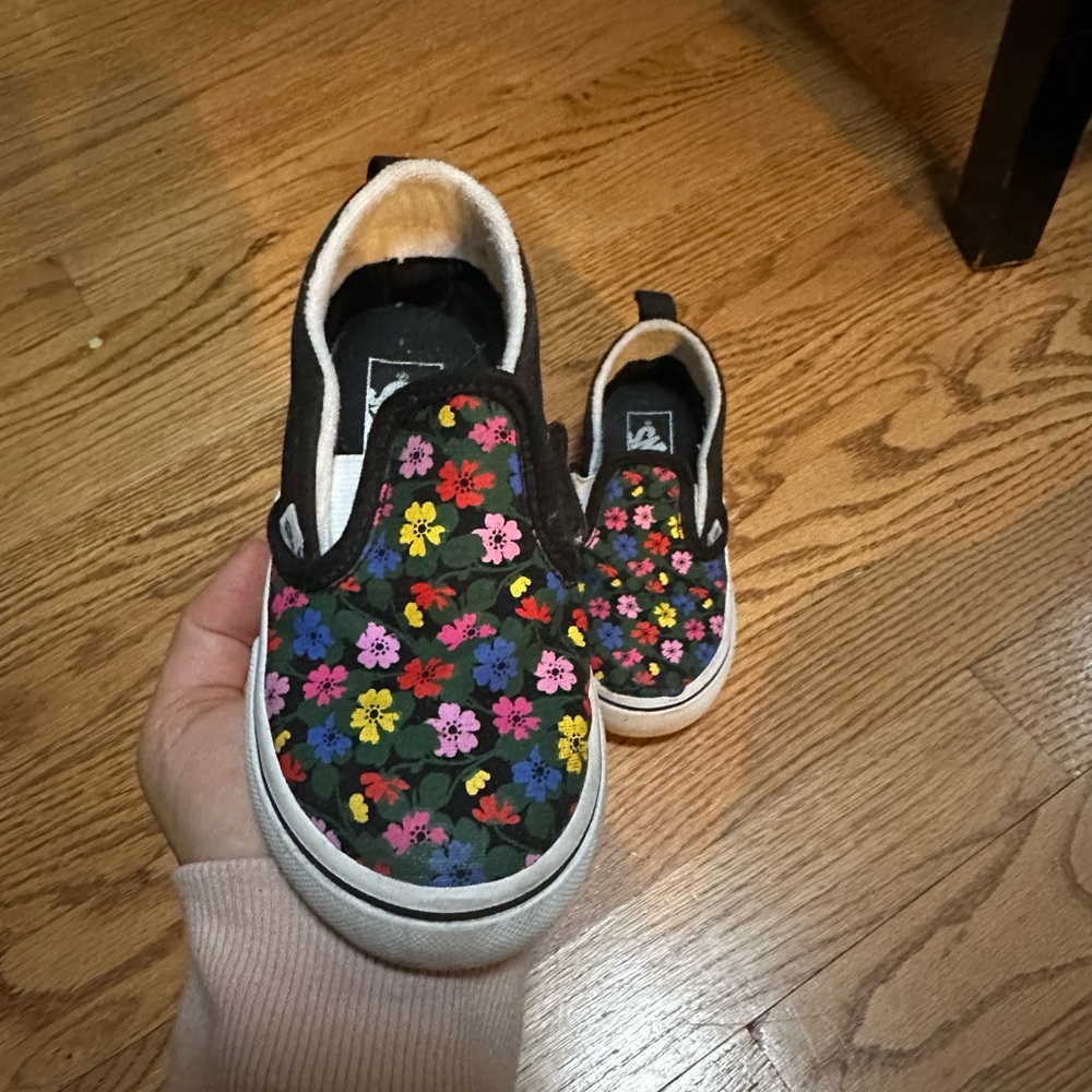 Vans Black Slip-On Sneakers with Classic Design - Picture 2 of 5
